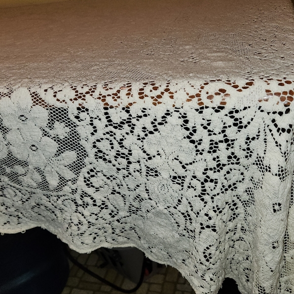 Vintage Ivory Lace Tablecloth by Quaker - Picture 6 of 13